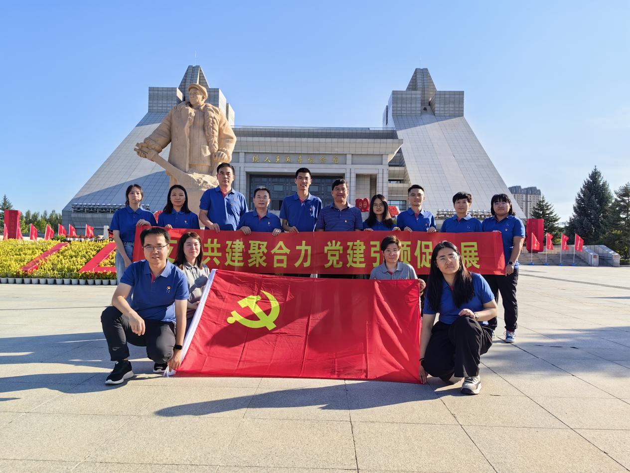 動物用生物制品國家工程研究中心、哈獸研禽免疫抑制病創(chuàng)新團隊、福建圣農(nóng)集團圣澤生物及福建圣農(nóng)集團技術中心黨支部共建活動
